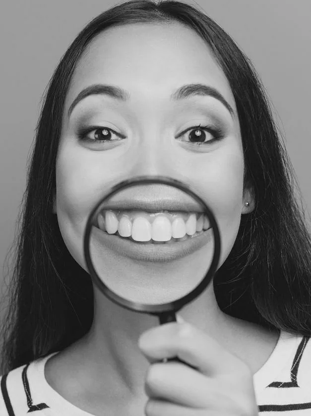 mujer con lupa en boca sonrisa