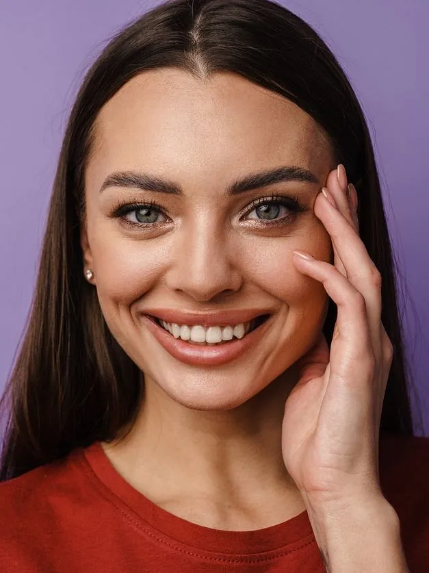 mujer aislada sonriente en fondo lila